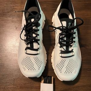 Brand new never worn Womens OnCloud Cloud X tennis shoes